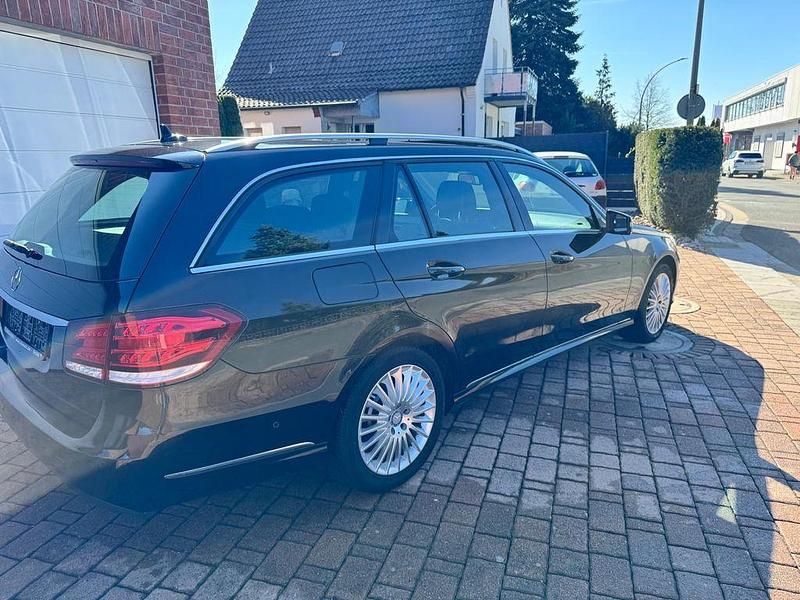 Gebraucht Mercedes E200 Elegance 136 PS (100 kW) 2014 Schwarz Kombi