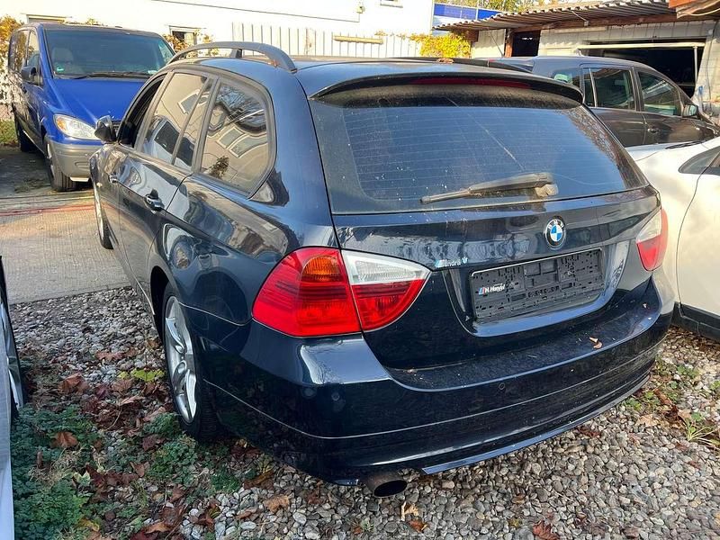 Gebraucht BMW 320 150 PS (110 kW) 2005 Monacoblau metallic Kombi