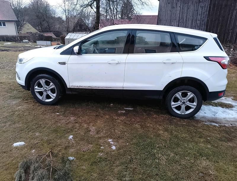 Gebraucht Ford Kuga 120 PS (88 kW) 2019 Weiß SUV