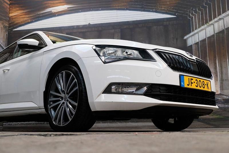 Gebraucht Skoda Superb 120 PS (88 kW) 2016 Weiß Limousine