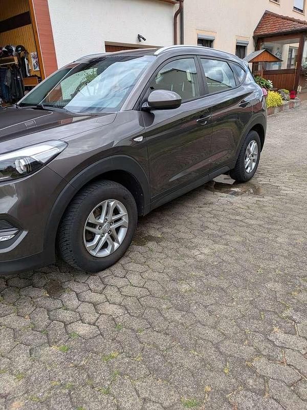 Grau Gebraucht 2018 Hyundai Tucson Trend SUV | 14.200 € (Guter Preis) - Bild 1/4