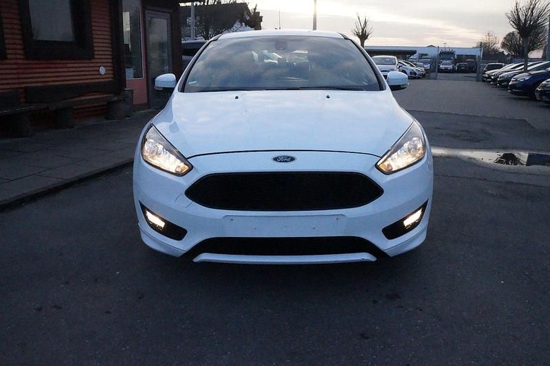 Gebraucht Ford Focus ST-Line 125 PS (91 kW) 2017 Weiß Limousine