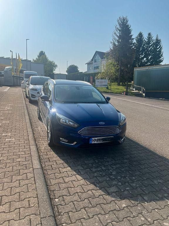 Blau Gebraucht 2016 Ford Focus Titanium Limousine | 8.999 € (Fairer Preis) - Bild 1/4