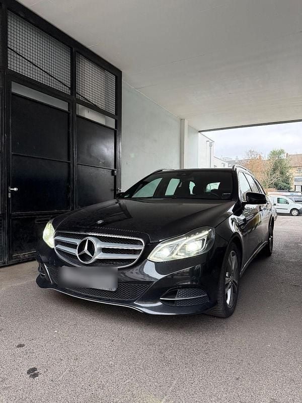 Schwarz Gebraucht 2015 Mercedes E200 Kombi | 9.999 € (Superpreis) - Bild 1/4