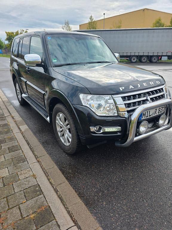 Schwarz Gebraucht 2016 Mitsubishi Pajero Diamant Edition SUV | 22.995 € (Etwas zu teuer) - Bild 1/4