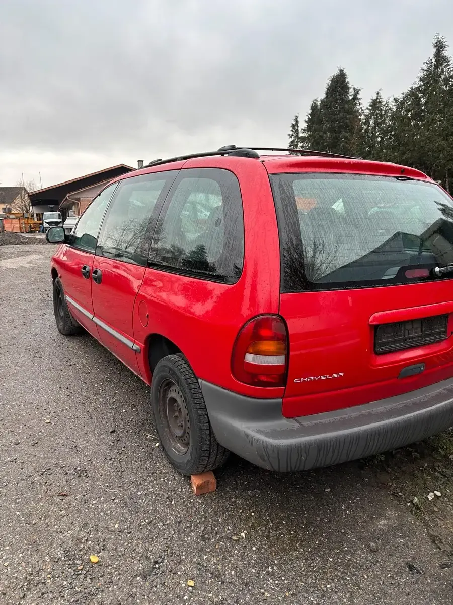 Second-hand Chrysler Voyager 2000 Roșu Monovolum