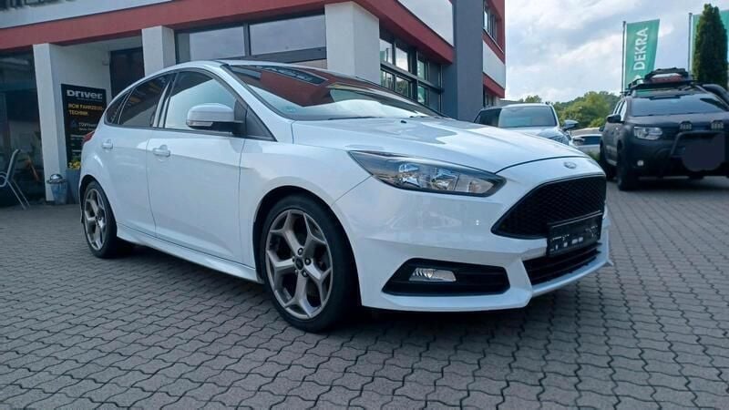 Weiß Gebraucht 2017 Ford Focus ST Limousine | 13.990 € (Superpreis) - Bild 1/4