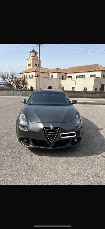 Grau Gebraucht 2015 Alfa Romeo Giulietta Turismo Kleinwagen | 11.990 € (Teuer) - Bild 1/4