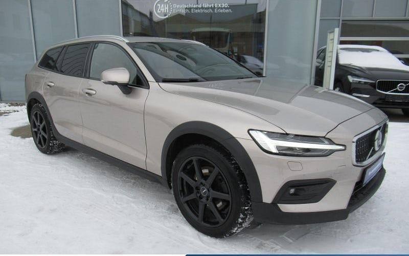 Gebraucht Volvo V60 CC Ultimate 197 PS (144 kW) 2023 Gold Kombi