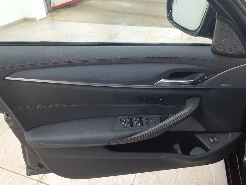 Gebraucht BMW 530 Luxury Line 286 PS (210 kW) 2022 Saphirschwarz metallic Kombi