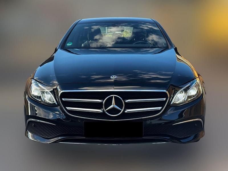 Gebraucht Mercedes E220 194 PS (142 kW) 2019 Schwarz Limousine
