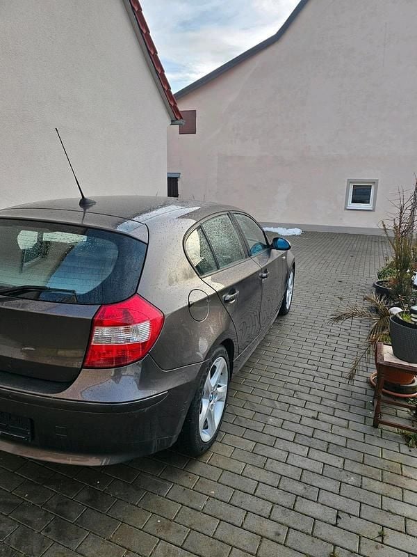 Braun Gebraucht 2005 BMW 120 Kleinwagen | 5.950 € (Guter Preis) - Bild 1/4