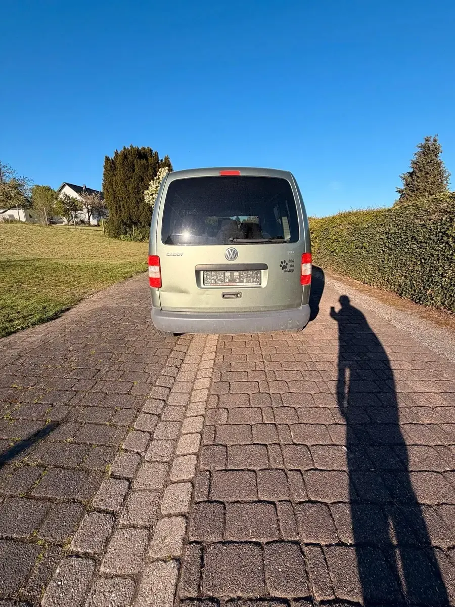 Usado VW Caddy 105 HP (77 kW) 2006 Verde Monovolume
