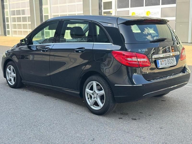 Gebraucht Mercedes B180 122 PS (89 kW) 2012 Schwarz Van / Kleinbus