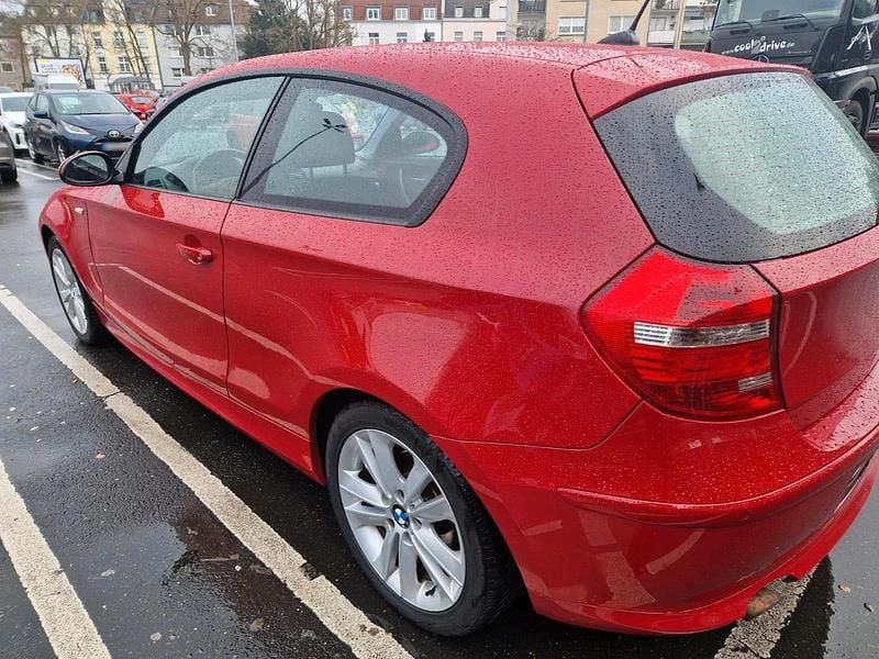 Gebraucht BMW 116 122 PS (89 kW) 2010 Rot Kleinwagen