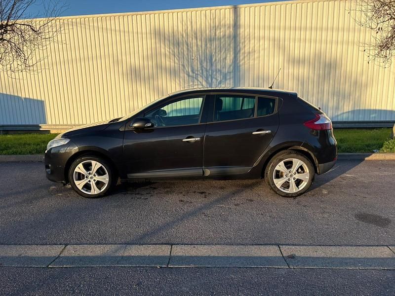 Schwarz Gebraucht 2010 Renault Mégane III Limousine | 2.200 € (Fairer Preis) - Bild 1/4