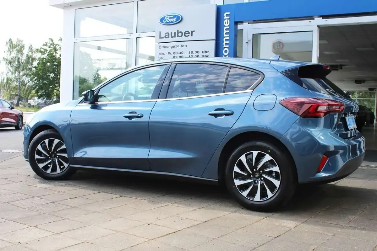 Gebraucht Ford Focus Titanium 125 PS (91 kW) 2024 Chromablau Limousine