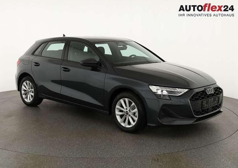 Manhattan grau metallic Neu 2025 Audi A3 Sportback Limousine | 33.245 € (Guter Preis) - Bild 1/4