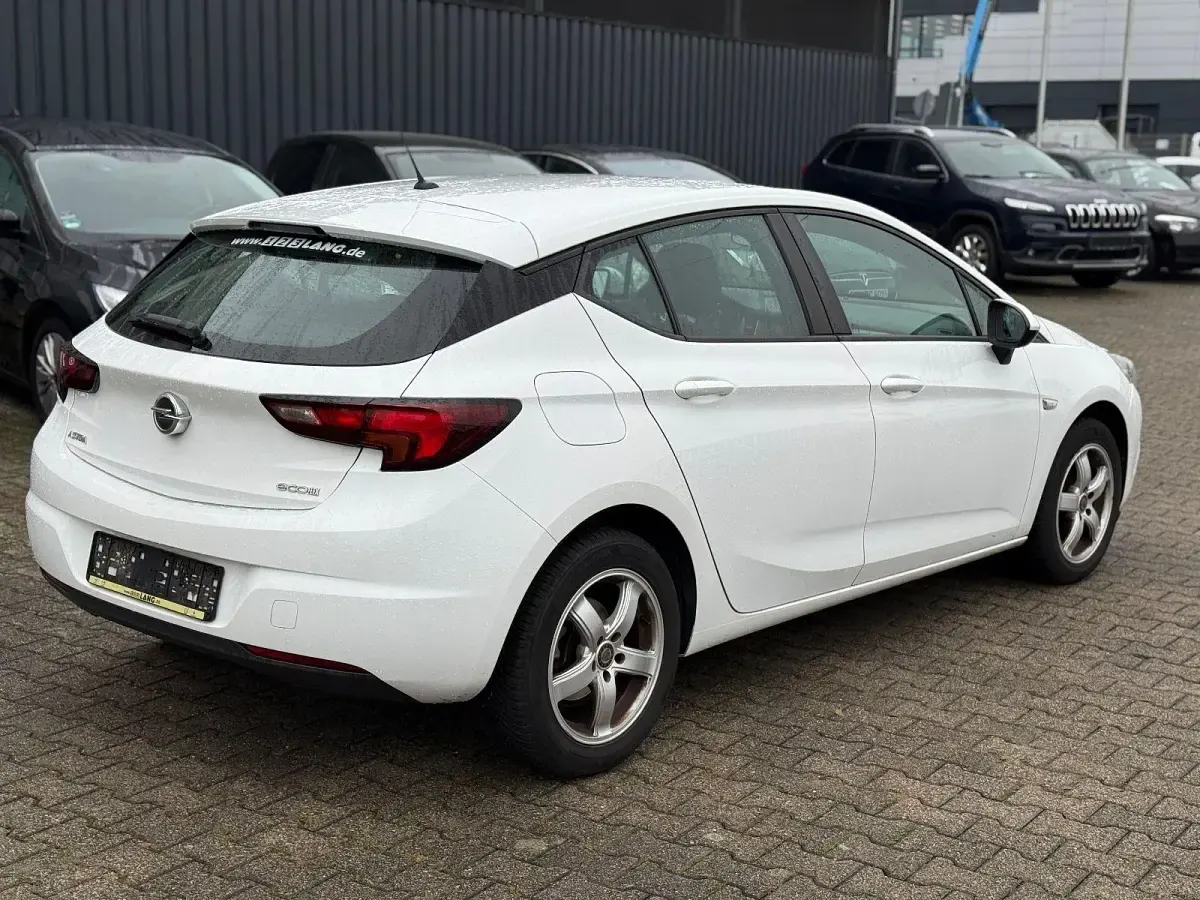 Używany Opel Astra Selection 105 KM (77 kW) 2016 Biały Sedan/Limuzyna