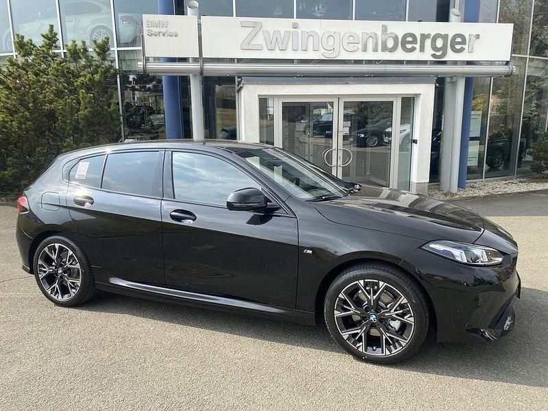Black sapphire metallic Gebraucht 2025 BMW 120 M Sport Kleinwagen | 39.998 € (Fairer Preis) - Bild 1/4