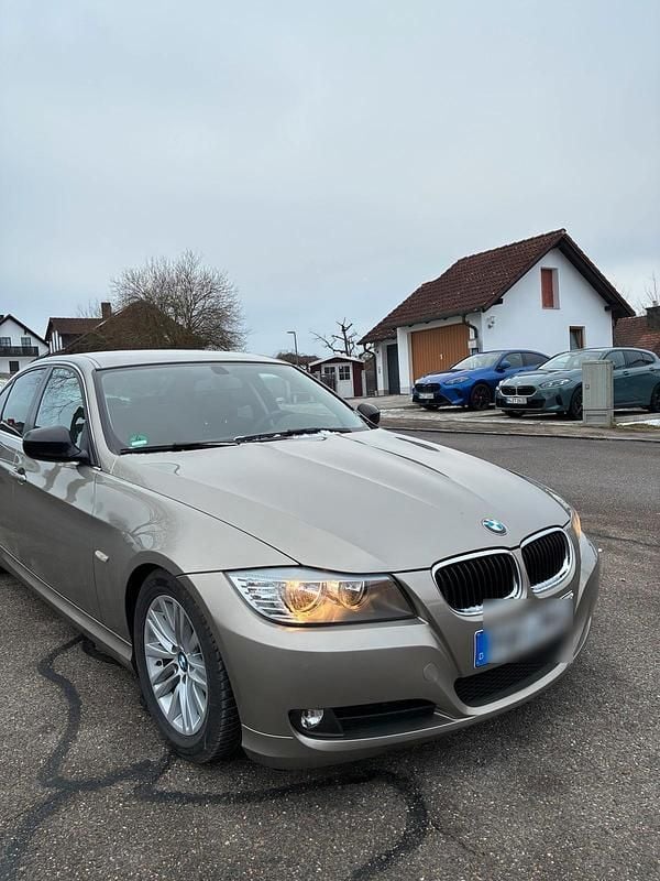 Braun Gebraucht 2010 BMW 318 Limousine | 9.800 € - Bild 1/4