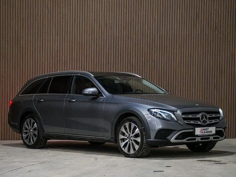Grau Gebraucht 2019 Mercedes E400 Limousine | 23.788 € (Fairer Preis) - Bild 1/4