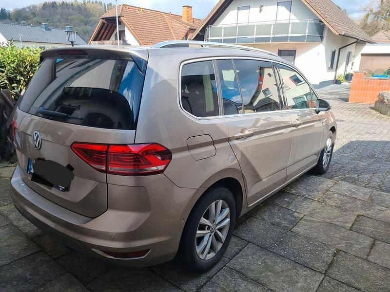 Gebraucht VW Touran Highline 190 PS (139 kW) 2017 Gold Van / Kleinbus