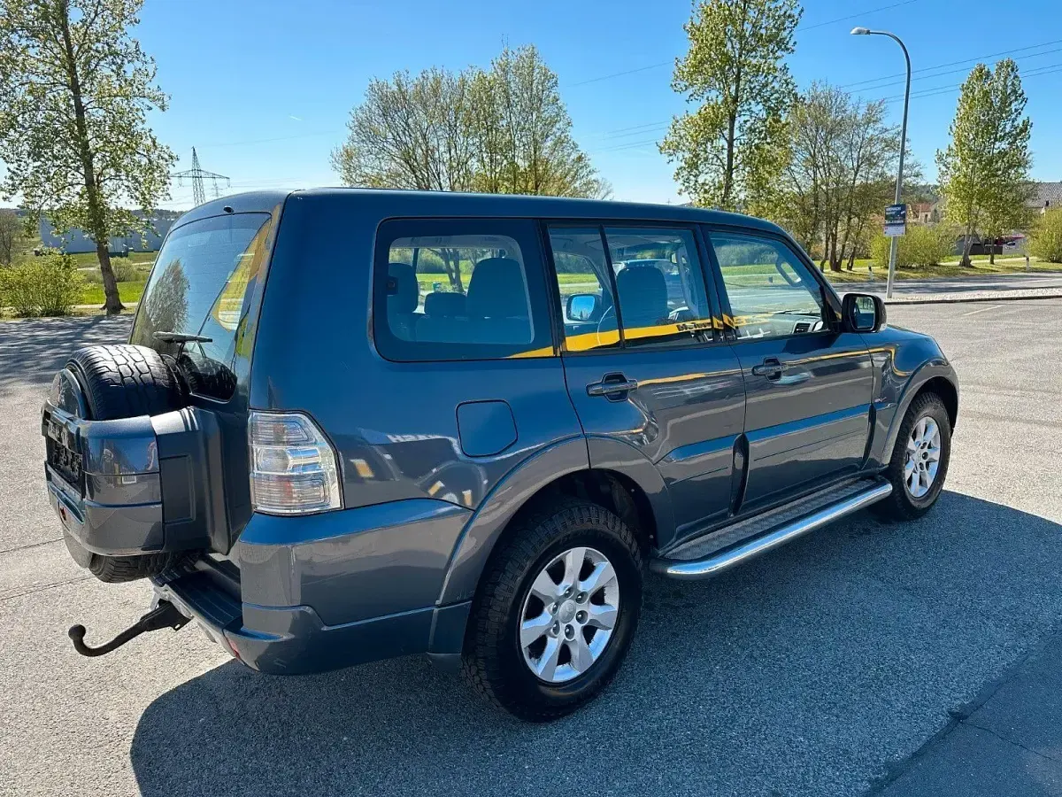 Gebraucht Mitsubishi Pajero Invite 200 PS (147 kW) 2010 Grau SUV