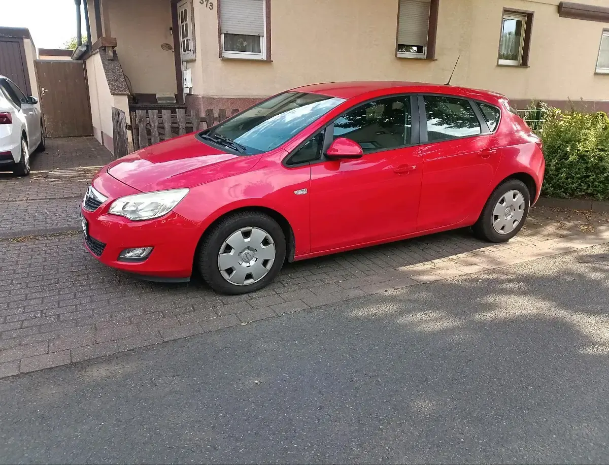 Gebraucht Opel Astra 115 PS (84 kW) 2010 Rot Limousine