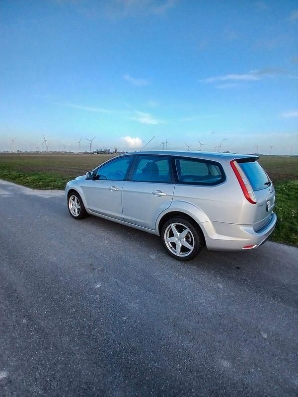 Używany Ford Focus Viva 101 KM (74 kW) 2010 Srebrny Kombi