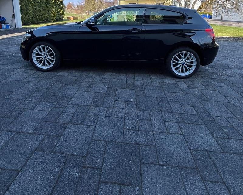 Gebraucht BMW 114 102 PS (75 kW) 2012 Schwarz Kleinwagen