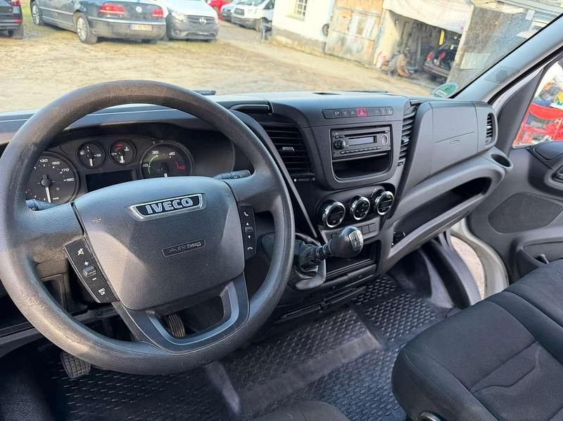 Second-hand Iveco Daily 145 CP (106 kW) 2016 Alb Monovolum