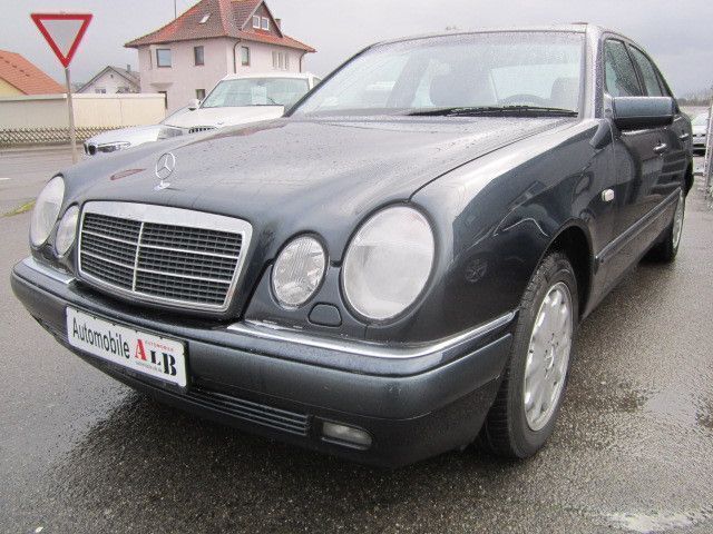 Blau Gebraucht 1999 Mercedes E280 Elegance Limousine | 8.950 € - Bild 1/4