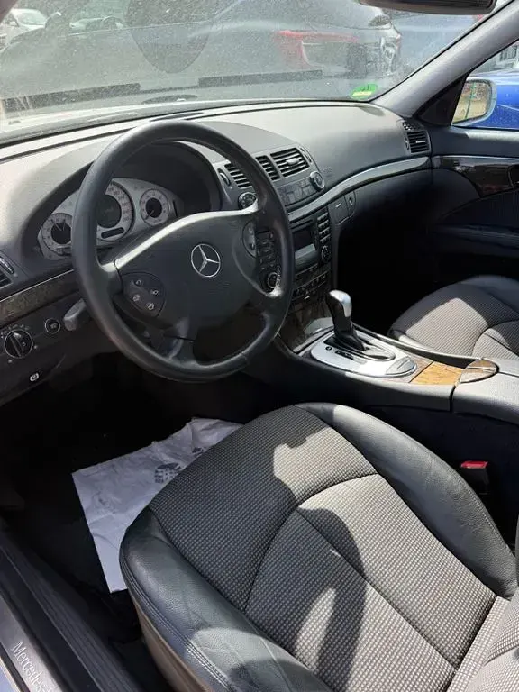Second-hand Mercedes E200 Avantgarde 163 CP (119 kW) 2005 Argintiu Berlinǎ
