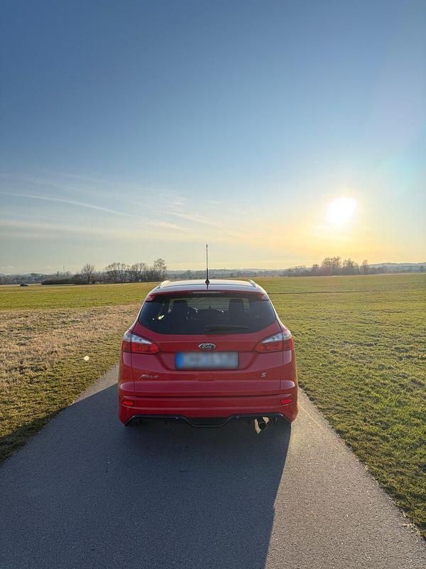 Gebraucht Ford Focus S 150 PS (110 kW) 2013 Rot Kombi