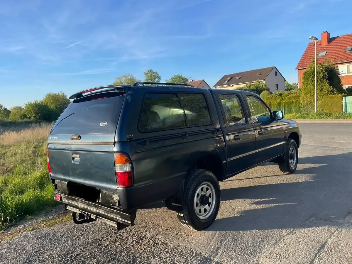 Second-hand Mazda B Series 109 CP (80 kW) 2003 Albastru Pickup