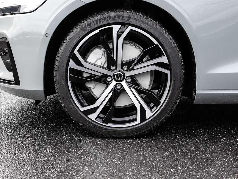 Neu Volvo V60 Plus 197 PS (144 kW) 2026 Grau Kombi