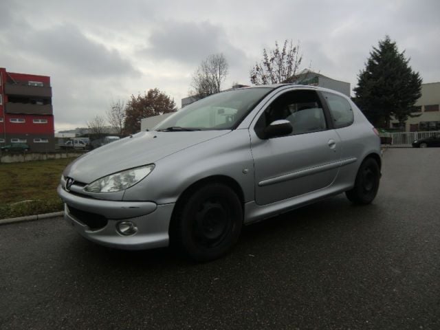 Gebraucht Peugeot 206 Quiksilver 109 PS (80 kW) 2005 Silber metallic Kleinwagen