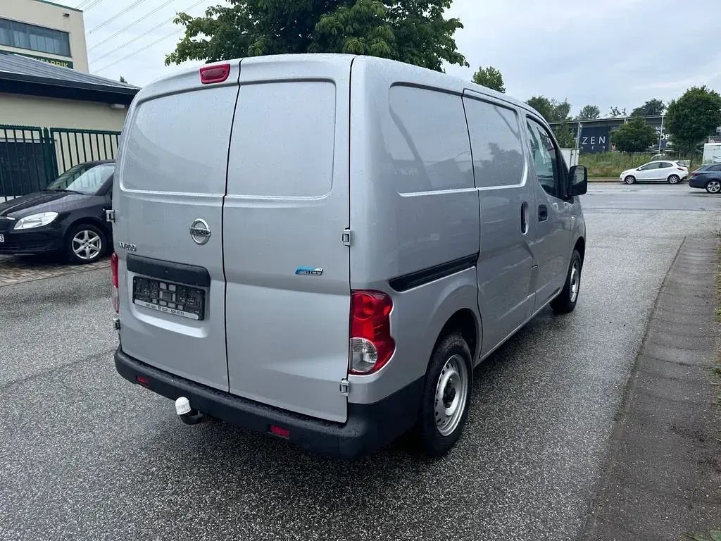 Gebraucht Nissan NV200 86 PS (63 kW) 2011 Silber Van / Kleinbus