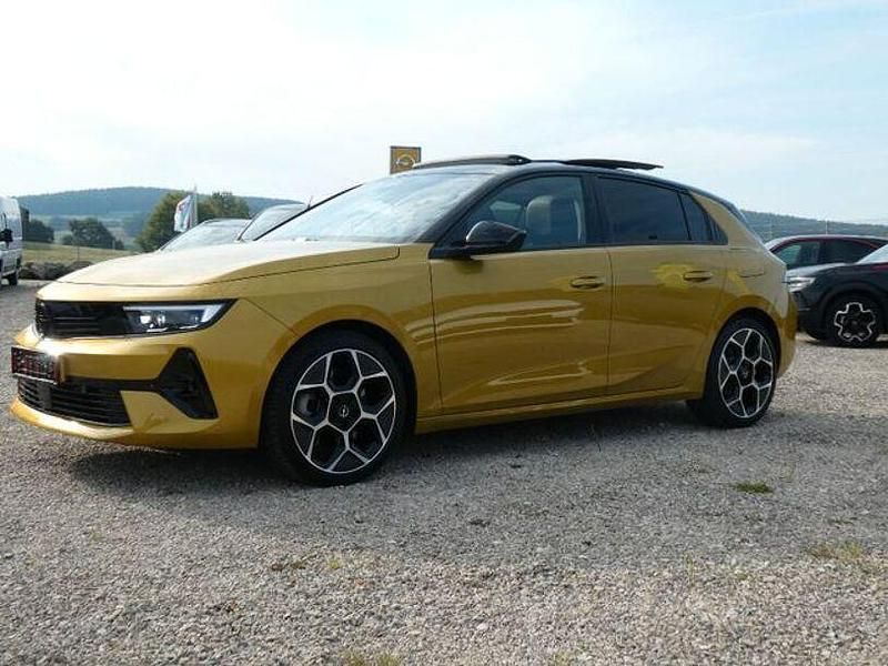 Gelb Gebraucht 2024 Opel Astra Ultimate Limousine | 29.900 € (Fairer Preis) - Bild 1/4