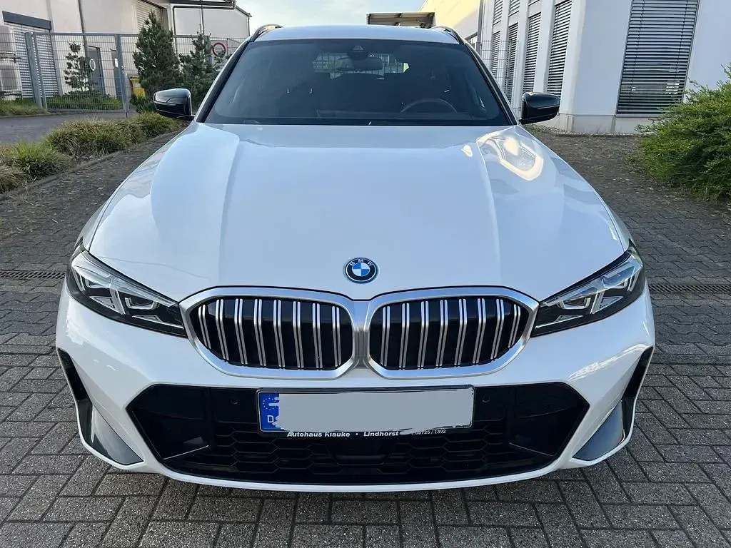 Gebraucht BMW 330e M Sport 292 PS (214 kW) 2025 Weiß Kombi