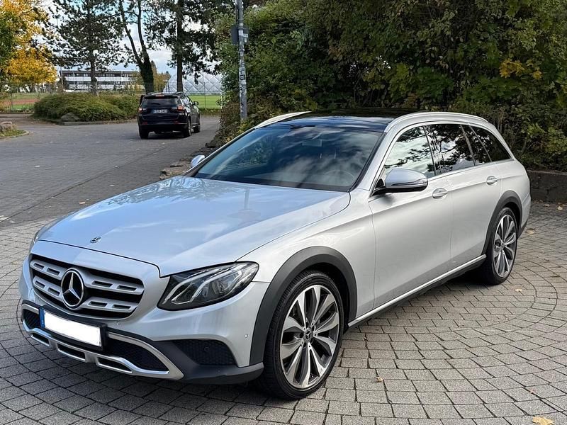 Silber Gebraucht 2017 Mercedes E220 Kombi | 15.500 € (Fairer Preis) - Bild 1/4