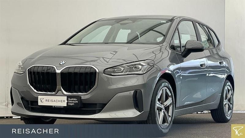 Skyscraper grau metallic Gebraucht 2024 BMW 218 Active Tourer Luxury Line Van / Kleinbus | 28.349 € (Superpreis) - Bild 1/4