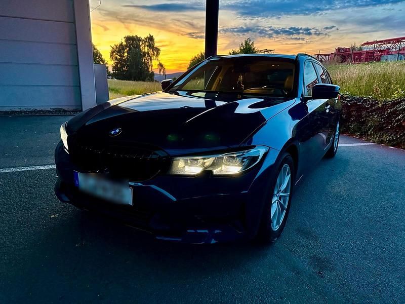 Blau Gebraucht 2019 BMW 320 Sport Line Kombi | 17.999 € (Guter Preis) - Bild 1/4