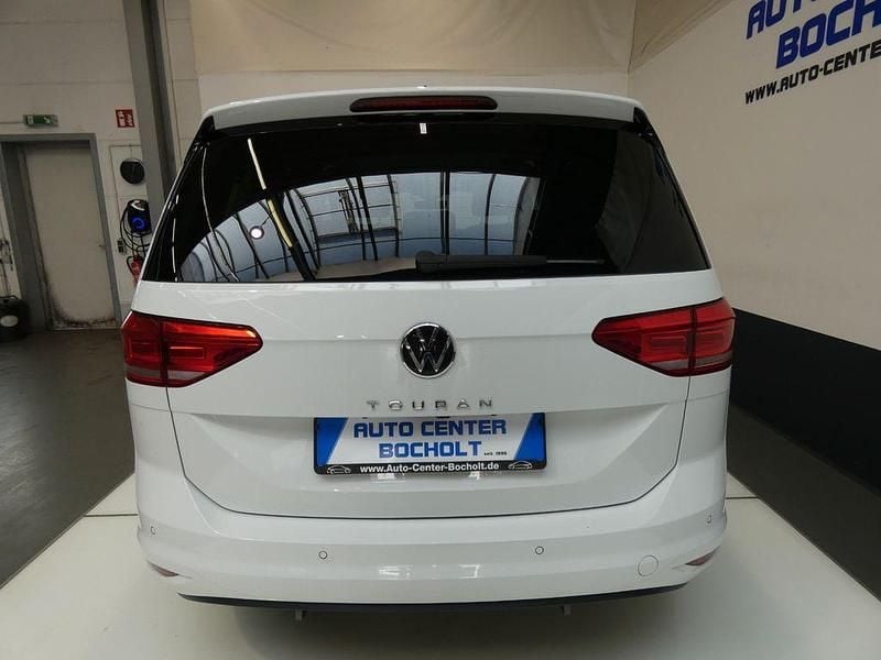 Gebraucht VW Touran Comfortline 150 PS (110 kW) 2024 Weiß Van / Kleinbus