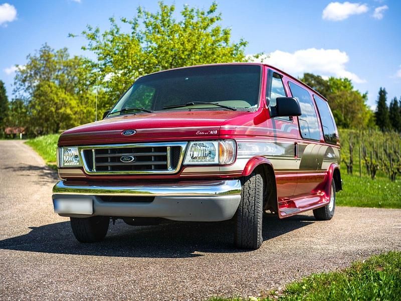 Second-hand Ford Econoline 220 CP (161 kW) 2000 Roșu Monovolum