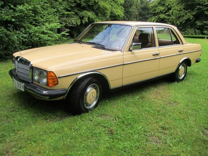 Gebraucht Mercedes 200 109 PS (80 kW) 1982 Gelb Limousine
