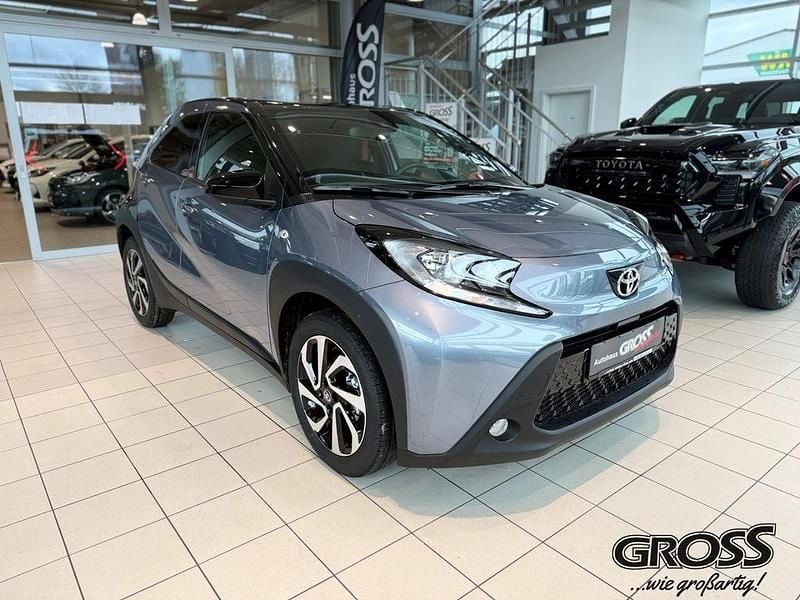 Neu Toyota Aygo X 72 PS (52 kW) 2025 1k3)/ black mica (209) (grau SUV