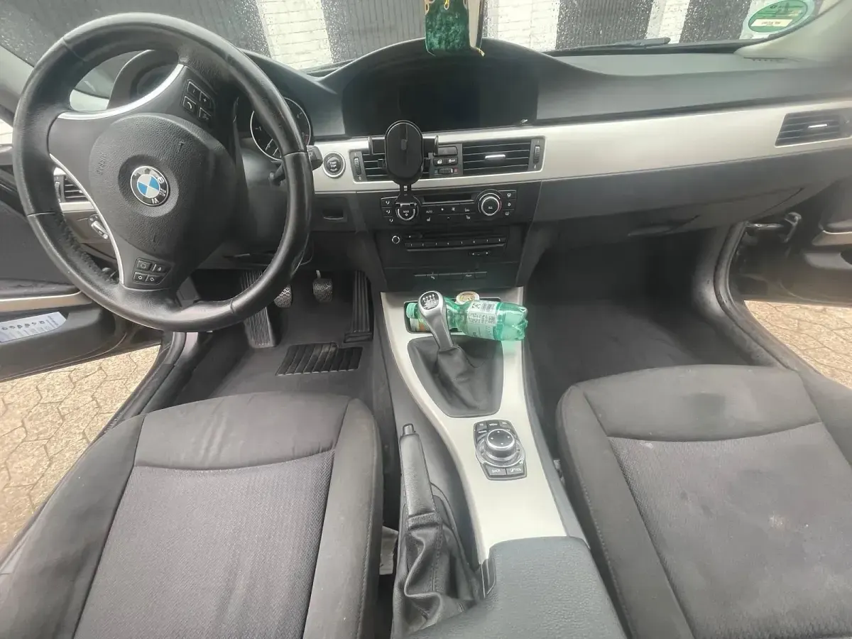 Gebraucht BMW 320 184 PS (135 kW) 2011 Schwarz Limousine