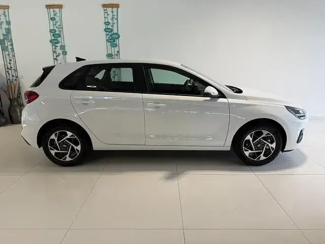 Neu Hyundai i30 GO! 97 PS (71 kW) 2025 Shimmering silver meta... Limousine